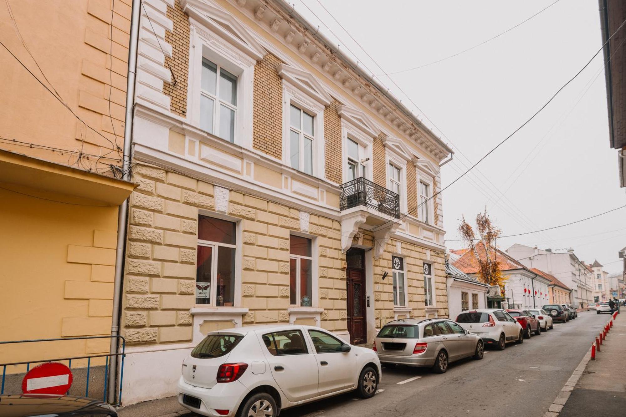 Old Town Apartment *